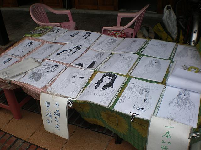 路をブラブラ歩いていると個性的な絵が☆