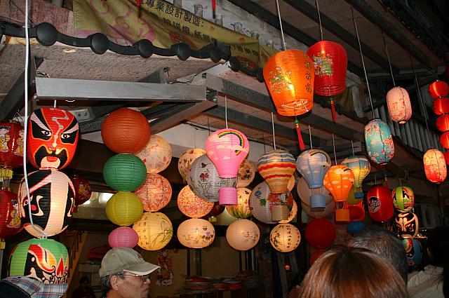 色とりどりのランタンがぶら下がったお店を見つけました！