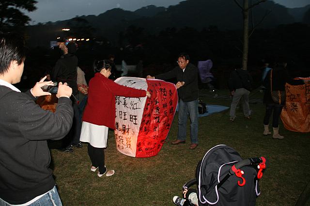 会場近くでは、皆空いた場所を見つけて書きまくり、飛ばします