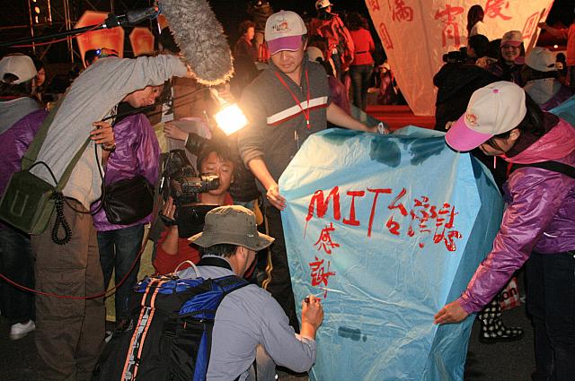 取材されてる人、赤筆は持参したもの