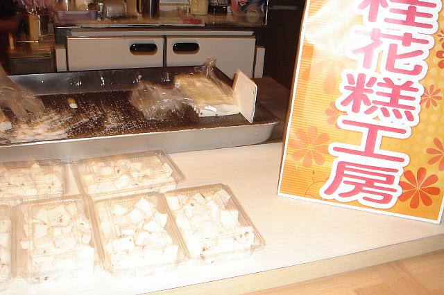 代わりにキンモクセイを使った商品がたくさん売られていました。