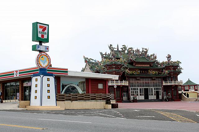うーん、廟と711が隣どうし。シュールな光景です