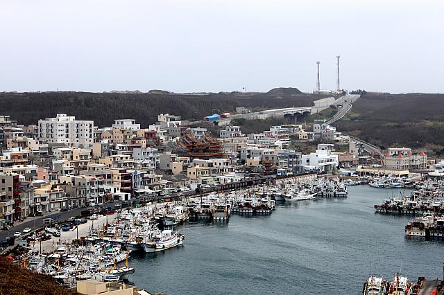 澎湖はまるで「百廟の街」。家々に埋まるように廟が建てられています