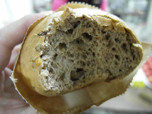 ナビは土曜日に行きましたが、ベーグルはありました！シナモン味はクルミも入っていてパンはもちもち！！美味でした～～☆