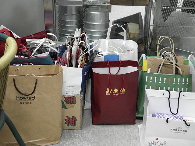 商品を買った後は他のお店の紙袋に入れてくれます。この紙袋、お客さんが持ってきてくれるとか・・・エコです☆☆