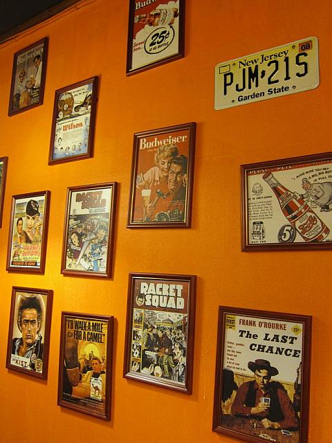 店内には昔の映画のポスターが！