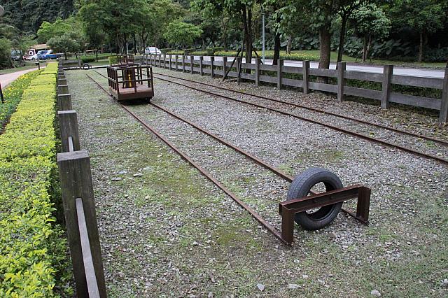 昔の物運びのトロッコ