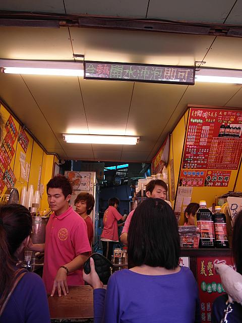 小さな店舗の中には多くの店員さんが！