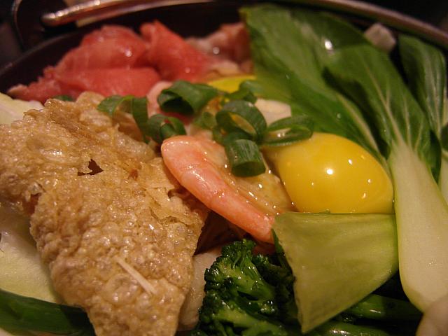 夜市の中にあるお鍋も食べました！疲れた足にイスがあるのが嬉しい☆