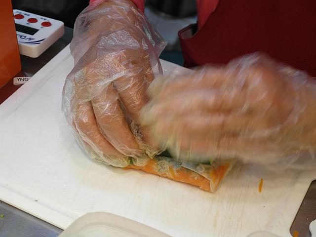 丁寧に包んでいきます