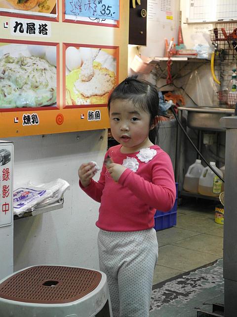 その正体は・・・ご主人のお子さん！わんぱくでかわいいんです。しかも看板とそっくり！