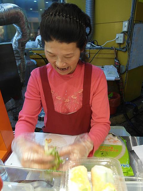 このおばちゃん、なぜか日本語で「おいしー」と言っては大爆笑していました。