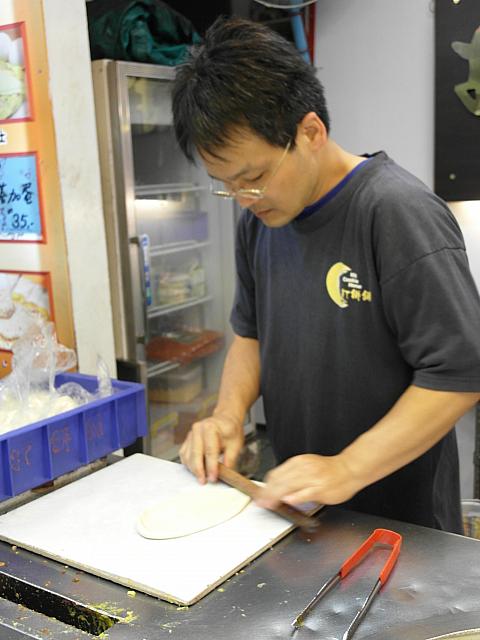 その都度生地を伸ばしていきます