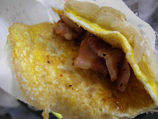 生地のお味は蔥抓餅に似ていますが、ベーコンが厚切りでお得感たっぷり！！おいし～