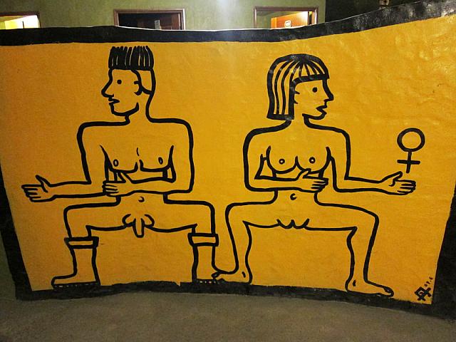トイレの前の壁。男女わかりやすくなっています