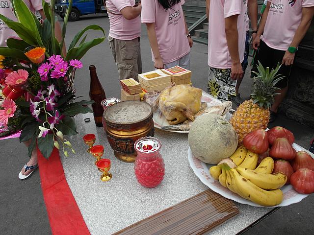 果物、鶏、あの世のお金などが用意されていました