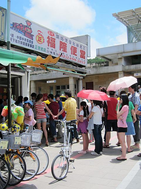 「福隆國際沙雕藝術季」の前にまずはお腹を満たしましょう！腹は減ってはなんとやら・・・。福隆にはお弁当屋さんがいっぱい！みんなこれも目当てです！