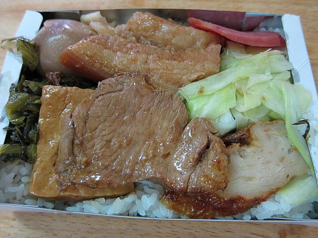 ジャァーン！台湾式お弁当はご飯の上に具が豪快に乗っています