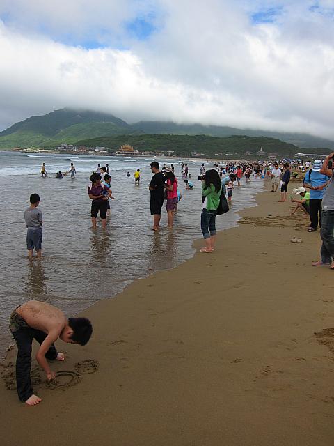 この日は暑く、海に入っていく人たちも！