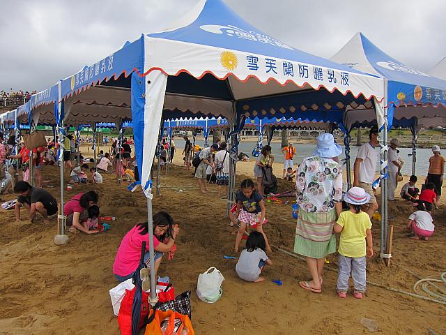 見ているだけじゃつまらない！という親子の方に朗報です☆毎週日曜日10:00～11:00、14:00～15:00に親子砂彫刻DIY教室が開かれています。出来がいいと記念品がもらえますよ～