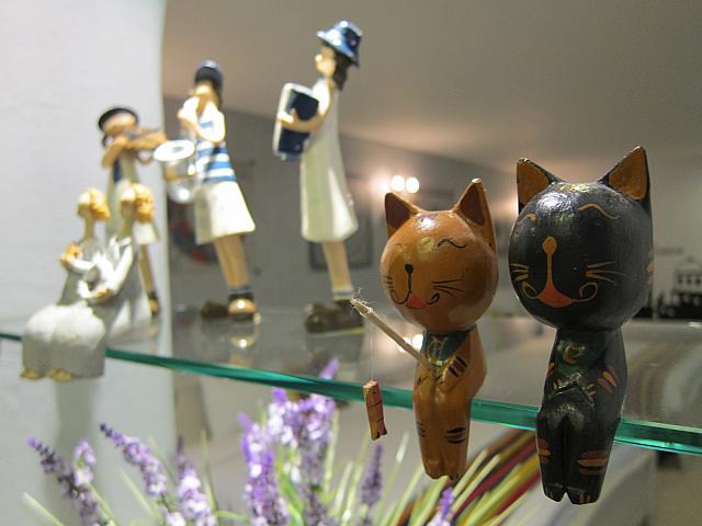 お部屋の中には猫ちゃんグッズが多く飾られています。でも猫ちゃんがいるわけではないので、猫アレルギーの方も大丈夫！