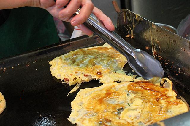 ひっくり変えしてソースをかけたら出来上がり！！