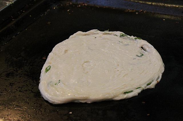 この生地に焼き目が付くまで焼くのが下準備！