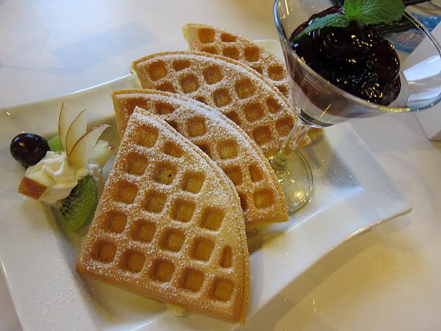 ワッフル（「黑櫻桃果醬鬆餅」 140元）がおいしかったです～♪