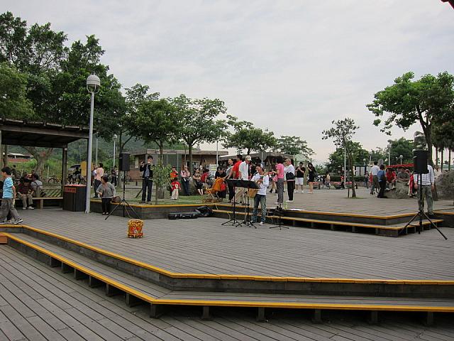 路上ライブも！