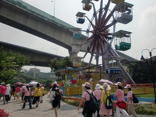 遊園地の中を通ったり、
