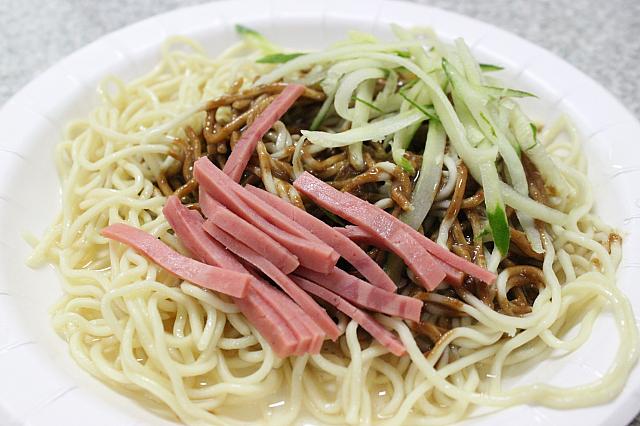 伝統的な涼麵はゴマソース！にんにくたっぷりです☆