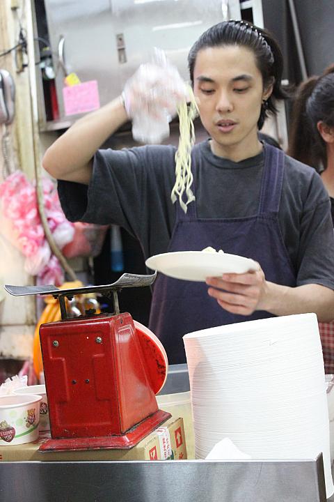 ちゃんとひとつひとつ麺の量をはかっています。多くいれてくれないかなぁ・・・