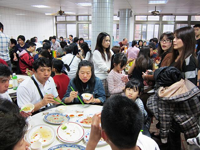 このお店の鴨肉料理は大人気！ナビは人の多さに怖気づいてしました・・・。
