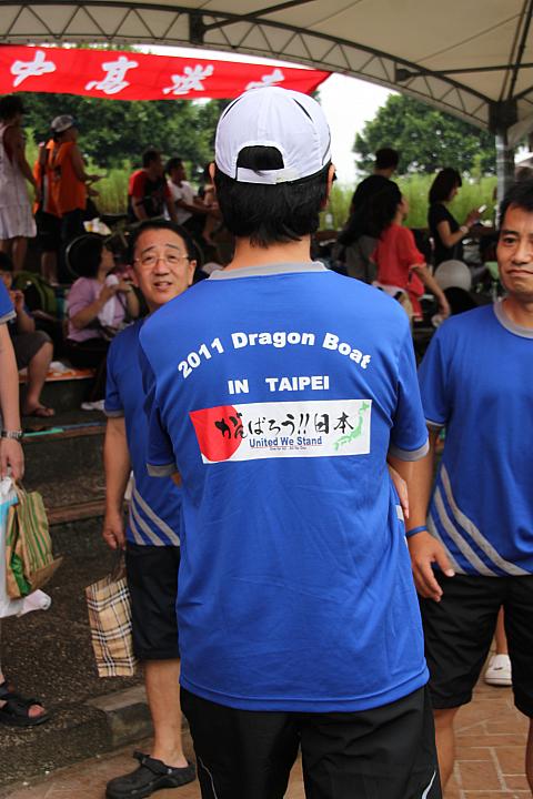 日本人学校のみなさんのユニフォームにはがんばろう！！日本のメッセージが！