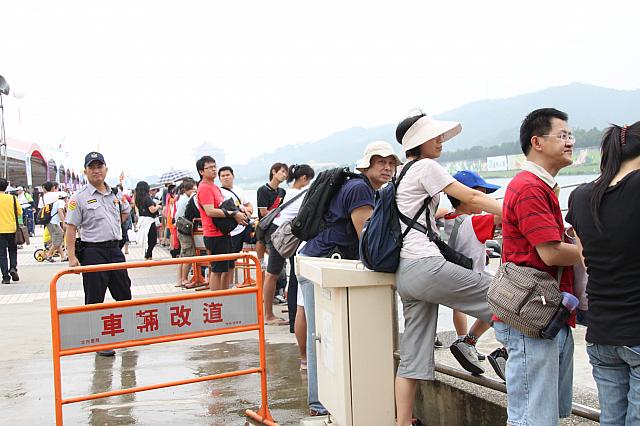 観客は今か今かとスタートを待ちわびます・・・