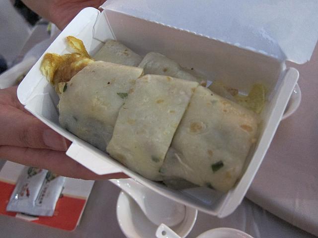 朝の定番！蛋餅～～！中にお肉も入って豪華でしたよ～☆