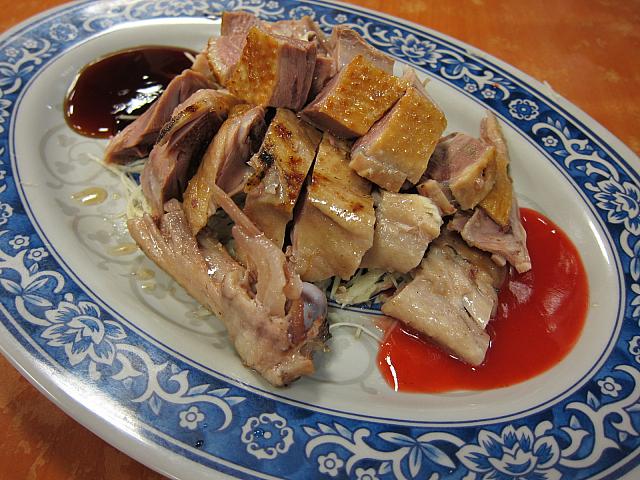 ガチョウのお肉がど～んと出てきました。麺より多い！！そして高い！！で、とっても美味～～♪