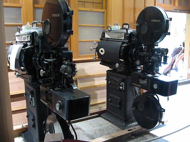 中山堂内には民国50年代に購入した映画放映機が！中山堂では卒業式や劇などが行われました