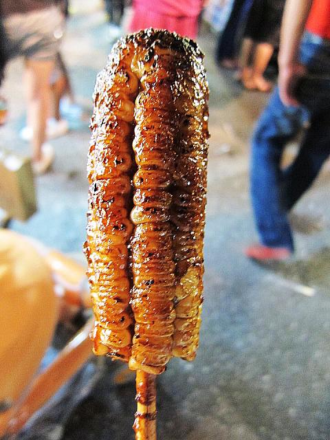 じゃぁ～ん！ナビの焼きトウモロコシちゃんがやってきました♪こんなにこんがり焼けているのに、固くなくソースも絶品！！『うまぁ～い！！』と豪快に叫んでしまいました。もう一本食べようかなぁ・・・