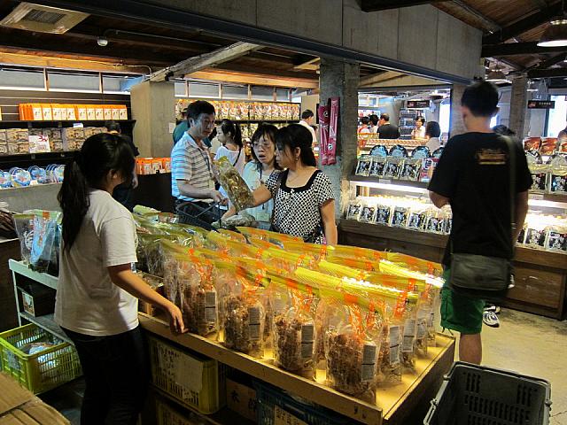 お土産屋さんには豊富にお土産が売っています