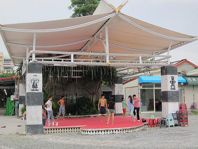 舞台では踊りが見られるようですが、ナビが訪れた時には練習中でした