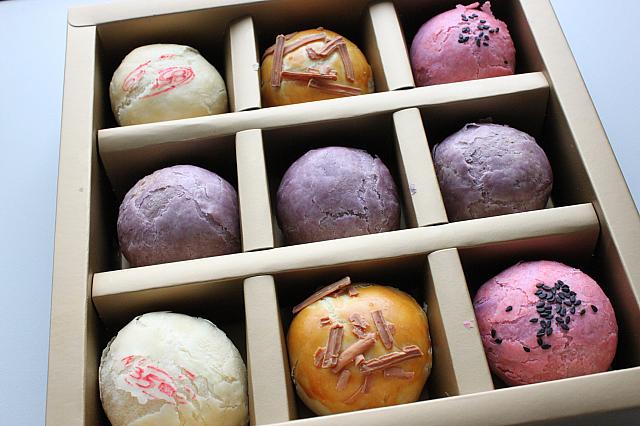 中身はとってもカラフルでした～。この時期台湾ではお菓子やさんが混雑します！パイナップルケーキをご購入の方はご注意を☆