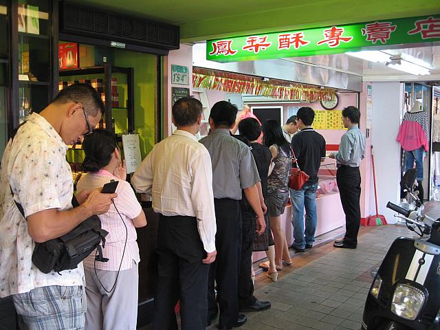ナビプラザ近くの李製餅家は最近連日大行列！中秋節が近づいてくるのを感じます♪
