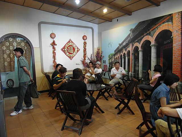 お店でゆっくりと座って食べようかと思いましたが、お客さんがいっぱいで食べられず・・・