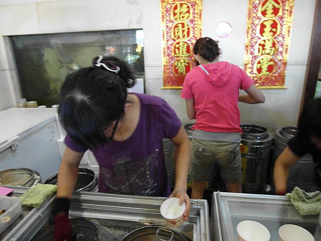 店内では忙しそうに店員さんがアイスクリームを盛ってくれます