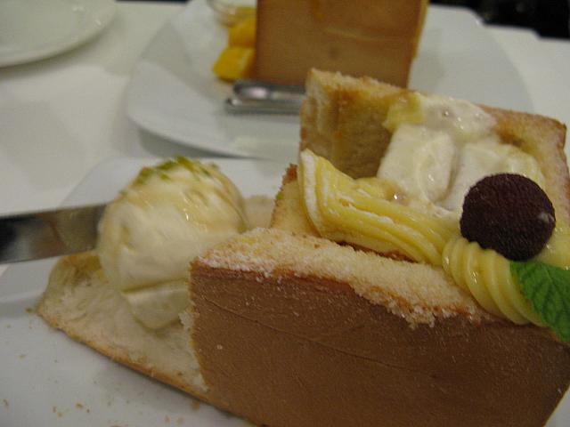 上に乗っていたアイスがごろ～んと落ちてきました。ちょっと甘いかなぁとも思ったのですが、パクパクフォークが進んで見事完食！あぁ～、おいしい♪