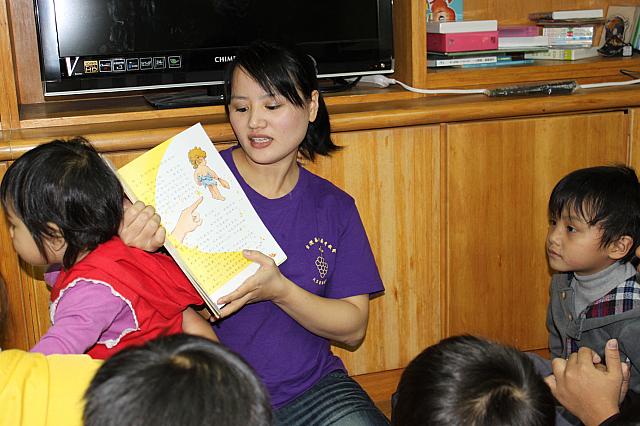 お父さんお母さんが歌や踊りの練習中、子どもたちは教会学校でお勉強。