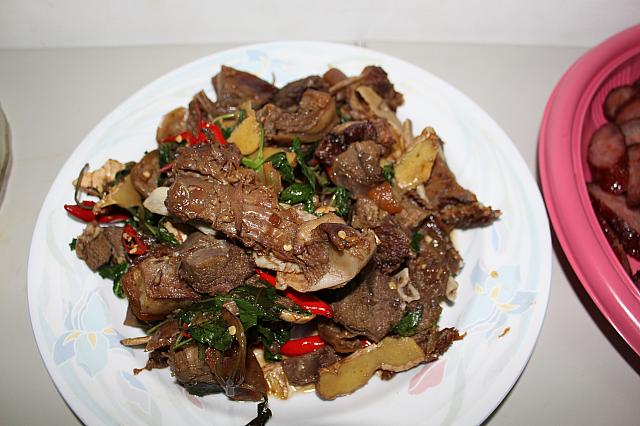 これも猟でしとめた獲物の肉だそう。