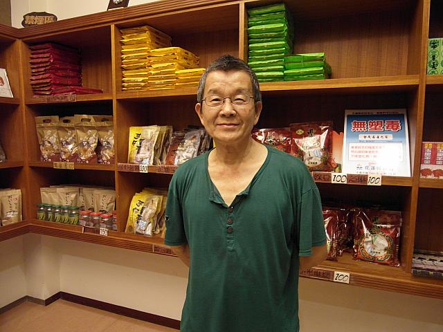 民国26年から花蓮土産を作り続けてきた誇りが笑顔からにじみ出ています！