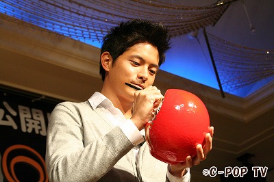 スタッフからプレゼントされただるまに目を入れるヨウション。<br>「また日本に来て、皆と会えますように。」とファンにとっても嬉しい願い事がこめられました。<br>画像提供：C-POP　TV